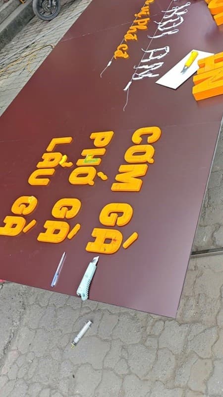 Làm biển quảng cáo